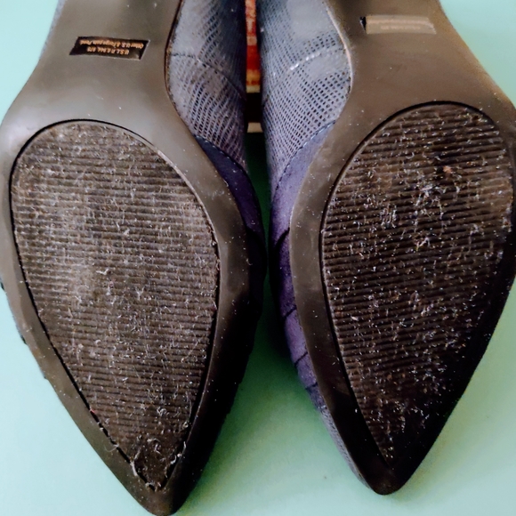 Karen Scott Gladdys Textured Fabric Navy Blue Pumps with Faux Suede - Picture 4 of 4